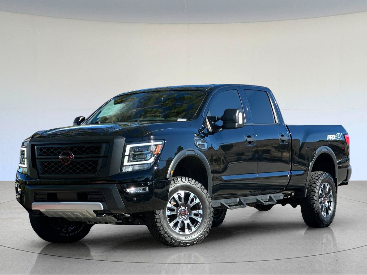 Used 2023 Nissan Titan PRO-4X w/ Pro-4x Convenience Package AWD/4WD image 2