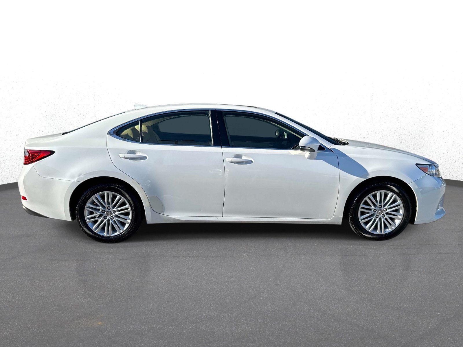 Used 2015 Lexus ES 350 w/ Luxury Package FWD image 2