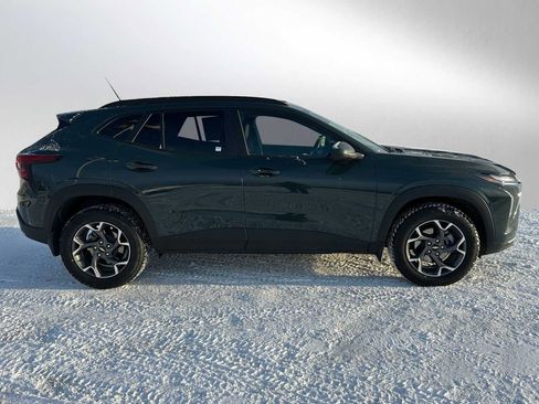 Used 2025 Chevrolet Trax LT w/ LT Convenience Package image 2