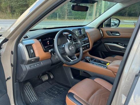 Used 2025 Nissan Pathfinder Platinum FWD image 8