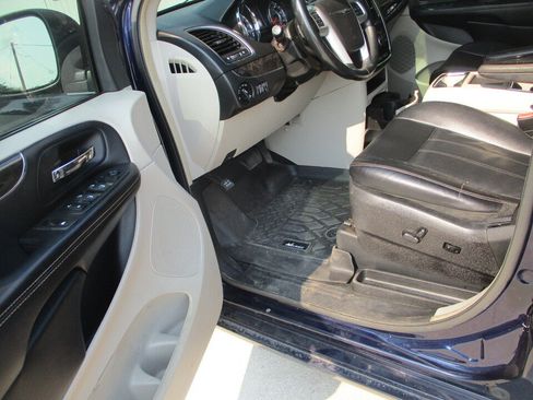 Used 2014 Chrysler Town & Country Touring FWD image 10