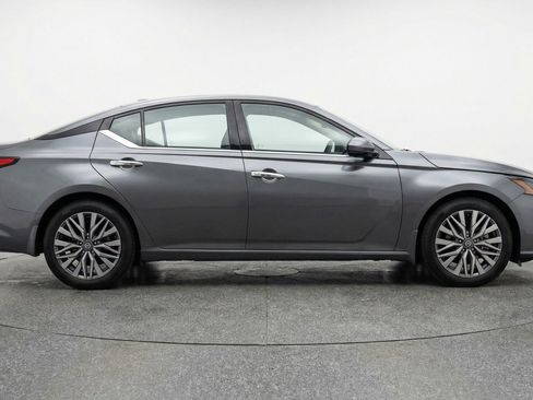 Used 2025 Nissan Altima 2.5 SV image 11