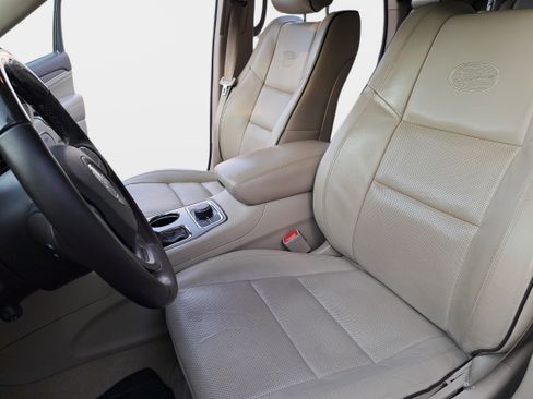 Used 2019 Jeep Grand Cherokee Overland AWD/4WD image 15