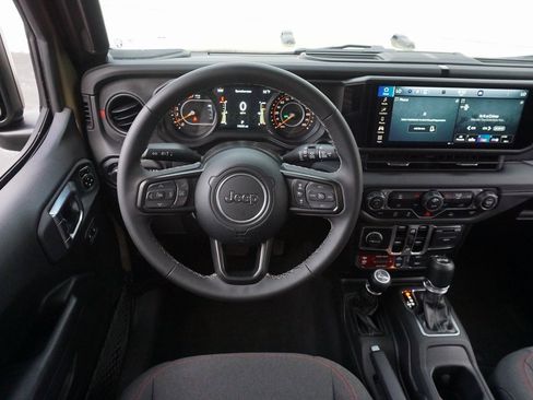 Used 2025 Jeep Wrangler Unlimited Rubicon image 13