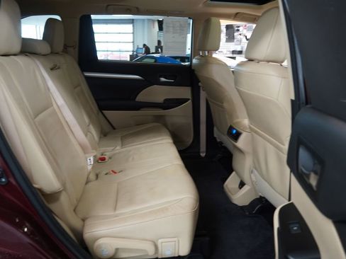 Used 2015 Toyota Highlander XLE image 32