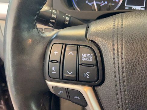 Used 2019 Toyota Highlander Limited Platinum FWD image 18
