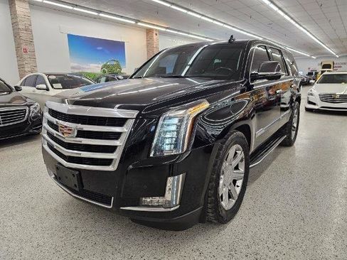 Used 2017 Cadillac Escalade Luxury image 1