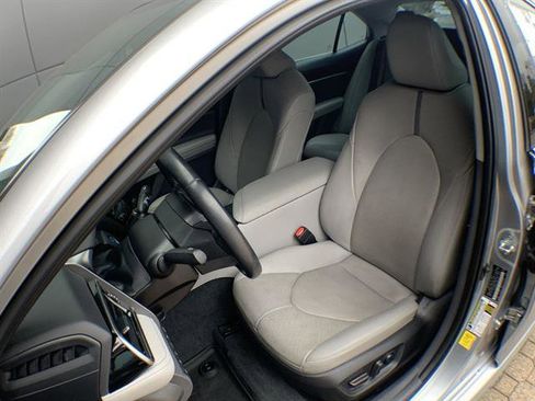 Used 2022 Toyota Camry XLE w/ Navigation Upgrade Package image 11