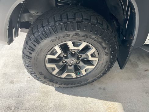 Used 2019 Toyota Tacoma TRD Off-Road AWD/4WD image 10