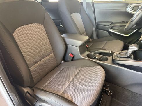 Used 2025 Kia Soul LX w/ LX Technology Package FWD image 34