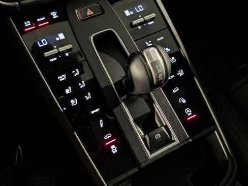 Certified 2025 Porsche Macan image 40