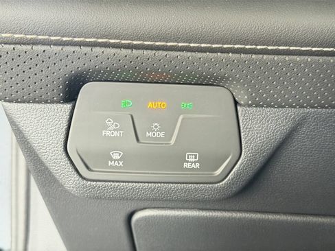 Used 2025 Volkswagen Atlas SE FWD image 24