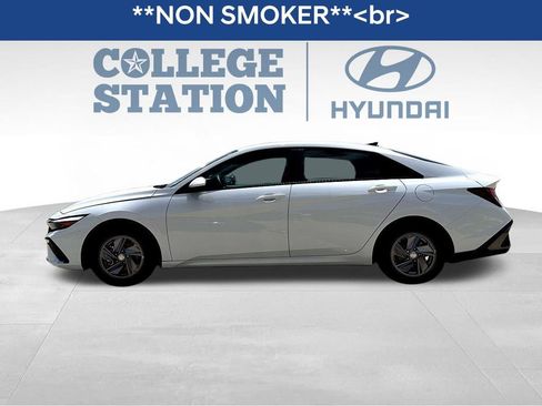 Used 2025 Hyundai Elantra SE w/ Cargo Package image 4