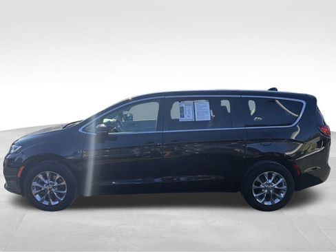 Used 2023 Chrysler Pacifica Touring-L w/ Uconnect Theater Family Group image 9