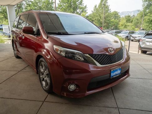 Used 2014 Toyota Sienna SE FWD image 2