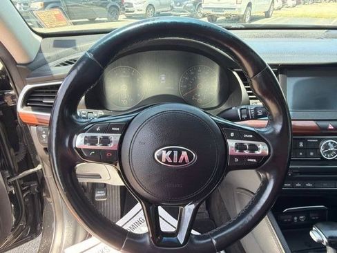 Used 2017 Kia Cadenza Premium w/ Luxury Package FWD image 16