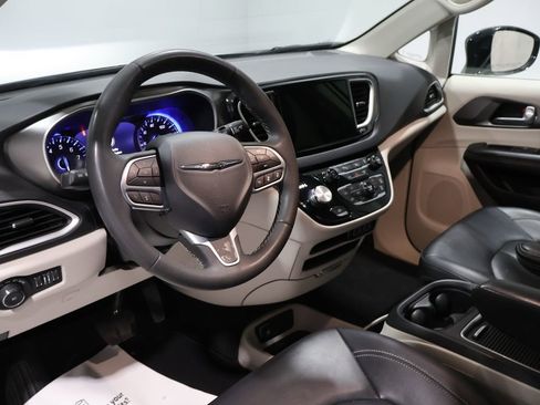 Certified 2024 Chrysler Pacifica Touring-L image 17