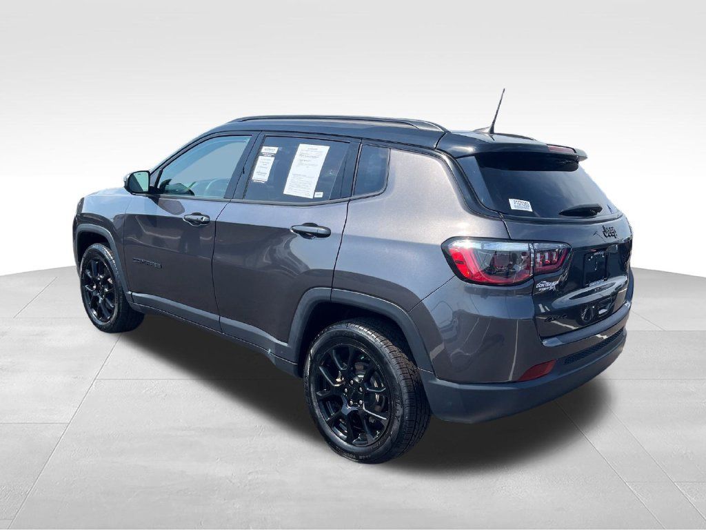 Used 2023 Jeep Compass Latitude AWD/4WD image 3