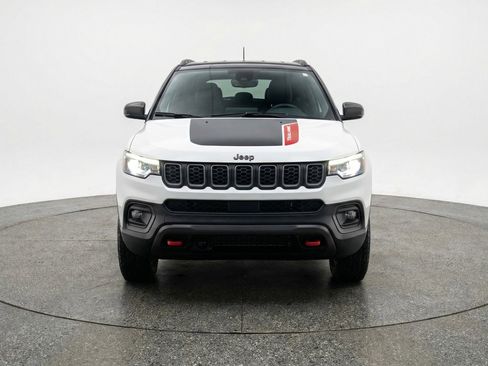 Used 2025 Jeep Compass Trailhawk w/ Trailer Tow Group AWD/4WD image 2