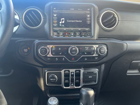 Used 2018 Jeep Wrangler Unlimited Sahara image 23