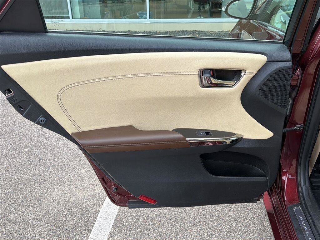 Used 2016 Toyota Avalon Limited w/ Toyota Safety Sense Package FWD image 17