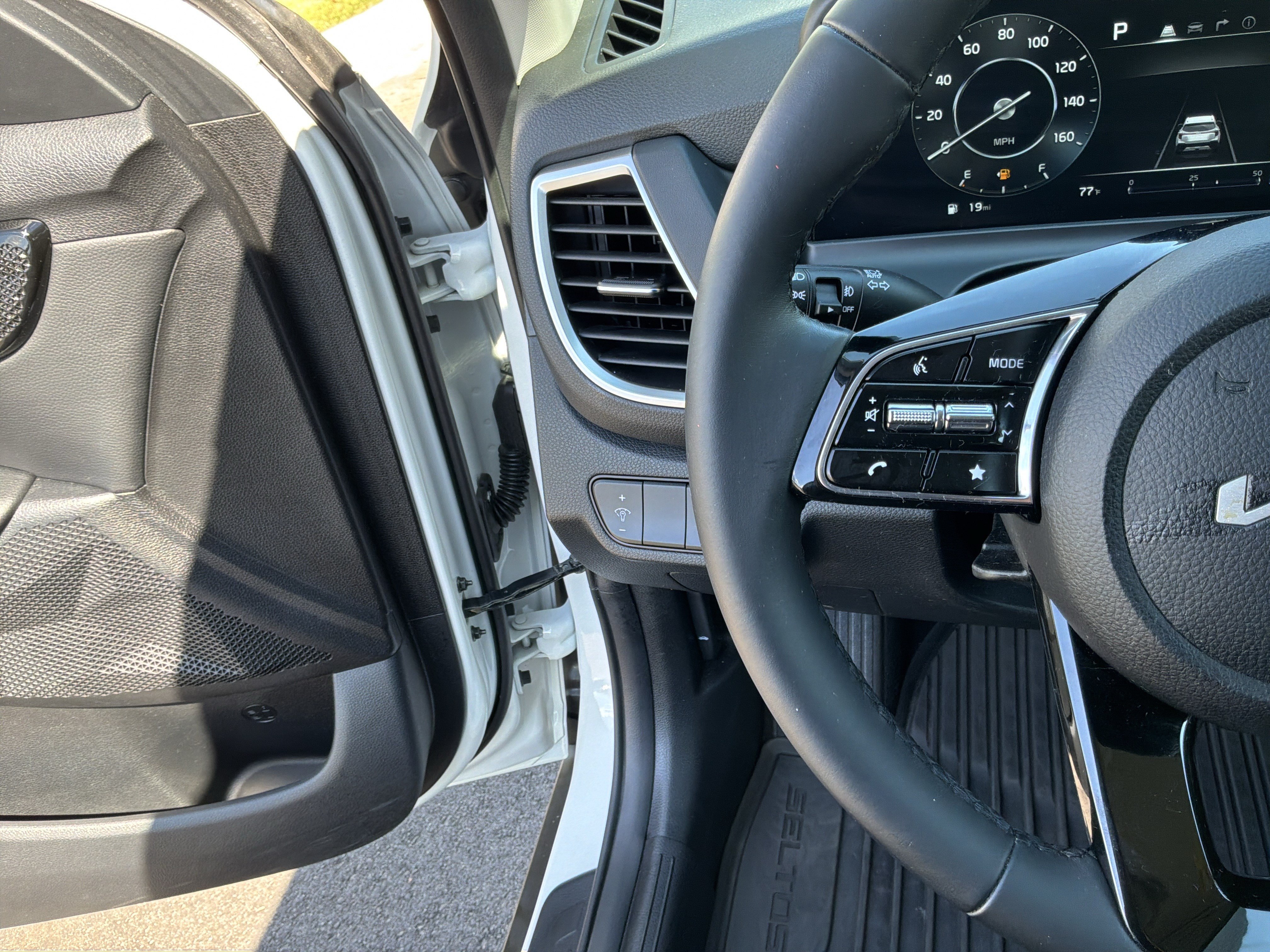 Used 2024 Kia Seltos EX FWD image 19