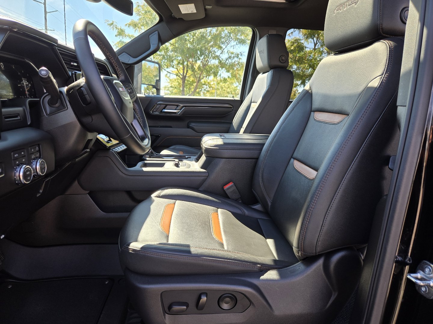 Used 2026 GMC Sierra 2500 AT4 AWD/4WD image 4