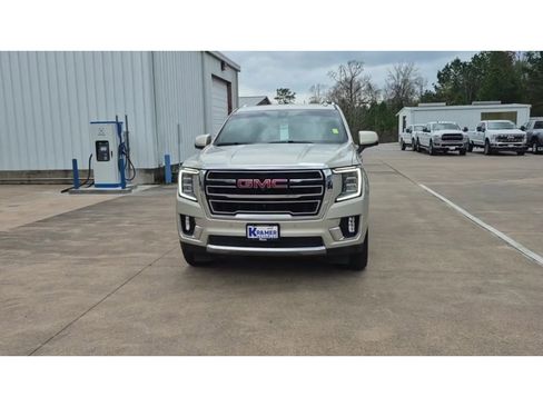 Used 2021 GMC Yukon SLT w/ SLT Premium Package image 3