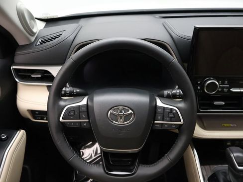 Used 2024 Toyota Highlander Limited image 23
