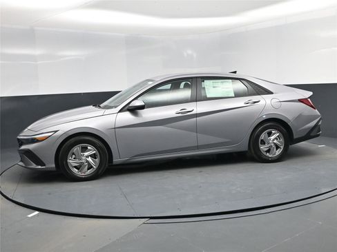 New 2026 Hyundai Elantra SE image 3