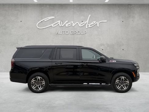 Used 2025 Chevrolet Suburban Z71 AWD/4WD image 17