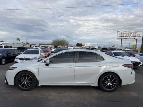 Used 2022 Toyota Camry SE image 5