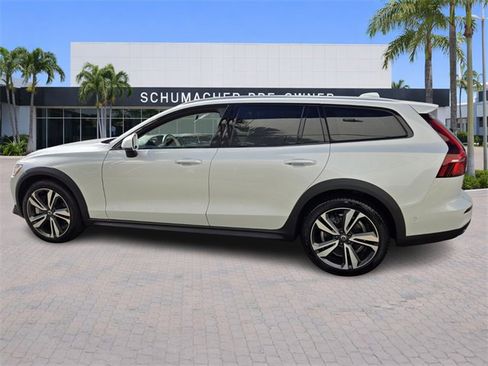 Certified 2025 Volvo V60 B5 Cross Country Plus image 4