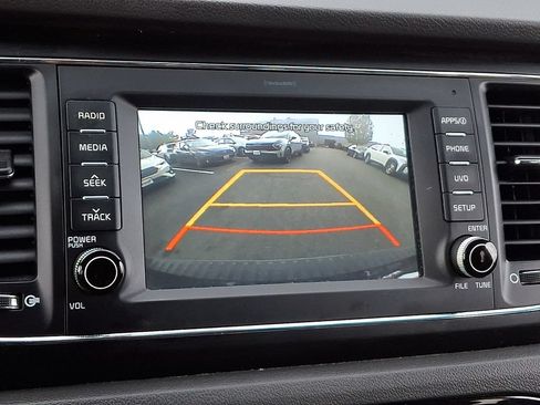 Used 2018 Kia Sedona LX w/ LX Essentials Premium Package FWD image 17