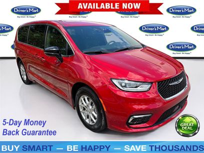 Used 2025 Chrysler Pacifica Select
