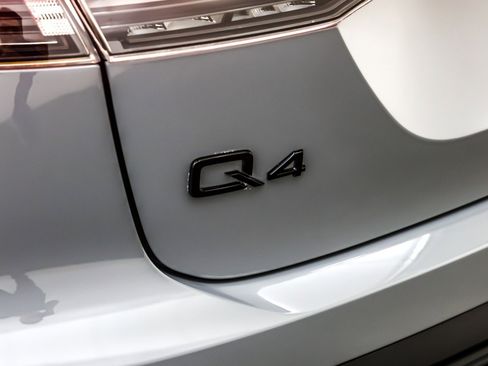 Used 2023 Audi Q4 e-tron Premium w/ Convenience Package image 10