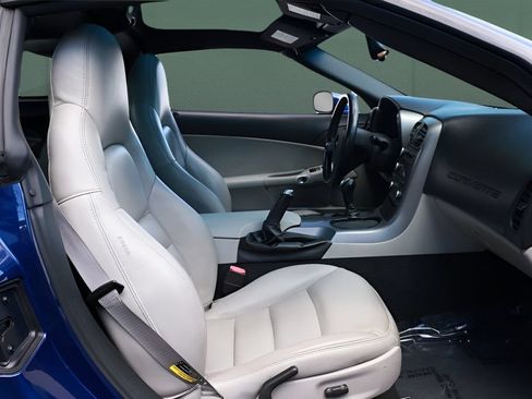 Used 2006 Chevrolet Corvette Coupe w/ Preferred Equipment Group RWD image 32