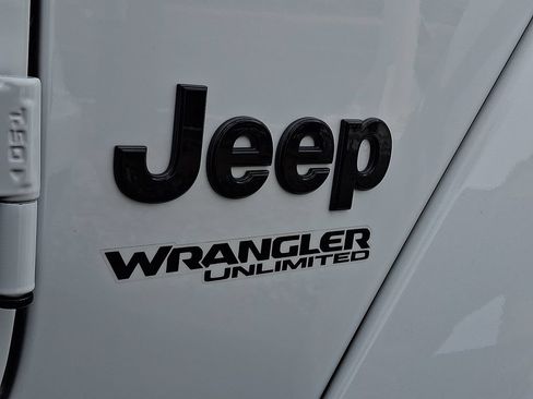 Used 2022 Jeep Wrangler Unlimited Sahara AWD/4WD image 31