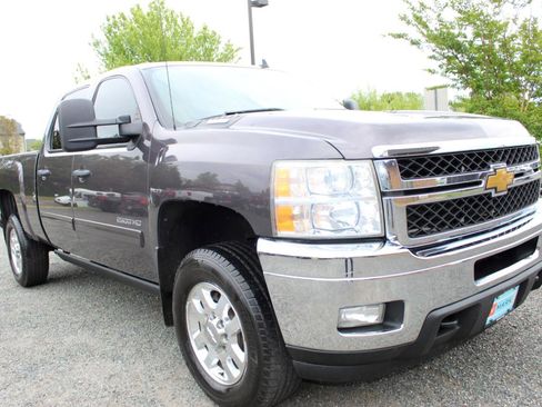 Used 2011 Chevrolet Silverado 2500 LT w/ Interior Plus Package AWD/4WD image 9