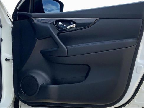 Used 2017 Nissan Rogue Sport SL FWD image 23