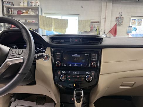 Used 2019 Nissan Rogue SV image 21