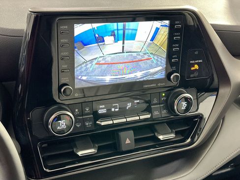 Used 2022 Toyota Highlander LE image 24