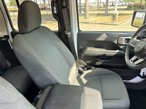 Used 2025 Jeep Wrangler Unlimited Sahara AWD/4WD image 15