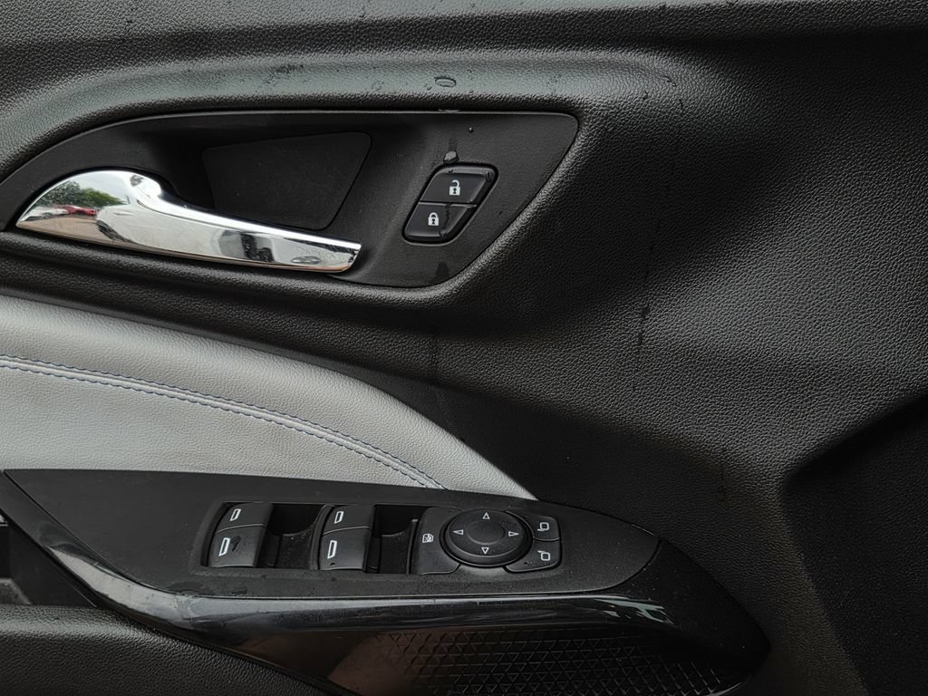 Used 2025 Chevrolet Trax LT FWD image 18