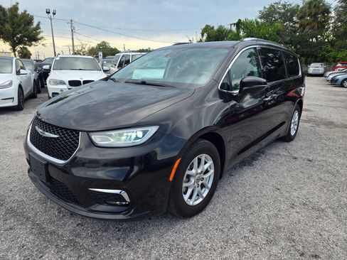 Used 2021 Chrysler Pacifica Touring-L FWD image 3