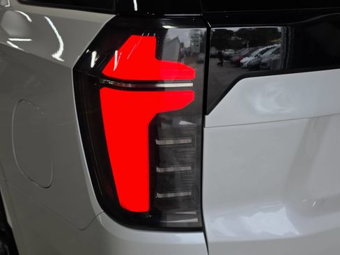 Used 2025 Chevrolet Tahoe Z71 AWD/4WD image 32