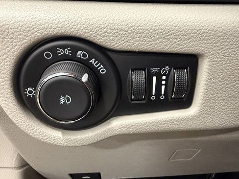 Used 2024 Chrysler Pacifica Touring-L FWD image 27