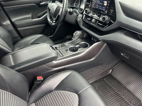Used 2022 Toyota Highlander XSE AWD/4WD image 19