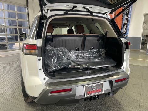 New 2026 Nissan Pathfinder Platinum image 7