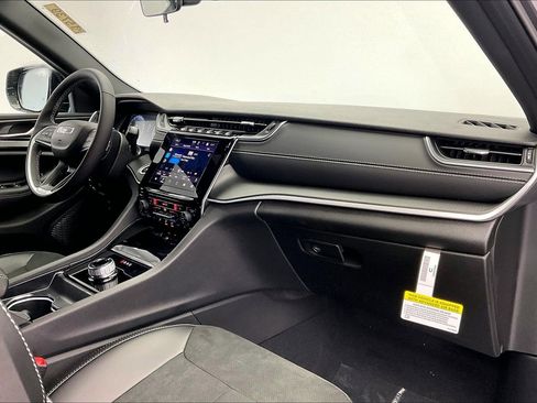 New 2025 Jeep Grand Cherokee L Altitude image 6